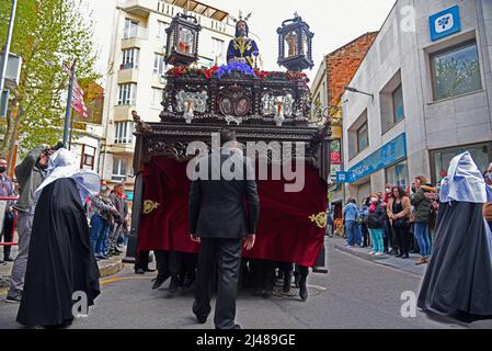 Vendrell, Spanien. 10. April 2022. Mitglieder der Bruderschaft der Schmerzen heben das Bild von Jesus der Schmerzen während der Prozession am Palmsonntag mit Nachdruck an. Die Bruderschaft der Leiden von El Vendrell feiert die Palmsonntagsprozession während der Osterwoche, in der die religiösen Bilder der Jungfrau des Trostes und Jesus des Schmerzenss herumbewegt wurden. Kredit: SOPA Images Limited/Alamy Live Nachrichten Stockfoto
