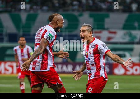 Sao Paulo, Brasilien. 12. April 2022. Die Spieler feiern Jose Correas Tor mit Unterstützung von Jonathan Cristaldo (Churry) von Independiente Petrolero gegen Palmeiras für Gruppe A der CONMEBOL Libertadores im Allianz Parque im Westen von São Paulo an diesem Dienstag, dem 12. April 2022. (Foto: William Volcov/ Credit: Brazil Photo Press/Alamy Live News Stockfoto