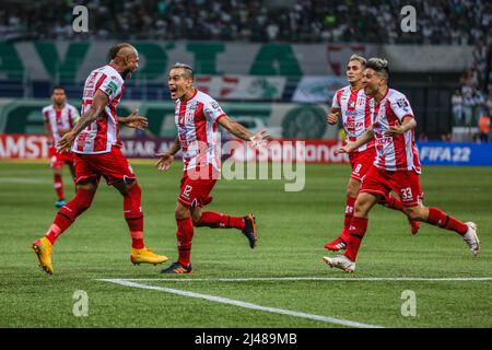 Sao Paulo, Brasilien. 12. April 2022. Die Spieler feiern Jose Correas Tor mit Unterstützung von Jonathan Cristaldo (Churry) von Independiente Petrolero gegen Palmeiras für Gruppe A der CONMEBOL Libertadores im Allianz Parque im Westen von São Paulo an diesem Dienstag, dem 12. April 2022. (Foto: William Volcov/ Credit: Brazil Photo Press/Alamy Live News Stockfoto