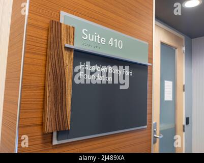 Bellevue, WA USA - ca. April 2022: Abgewinkelte Ansicht des Eingangs zur Hazelden Betty Ford Foundation in einem Medical plaza in der Innenstadt von Bellevue. Stockfoto