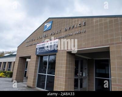 Mill Creek, WA USA - ca. April 2022: Niedrige schräge Ansicht des Eingangs zum Mill Creek United States Post Office Gebäude. Stockfoto
