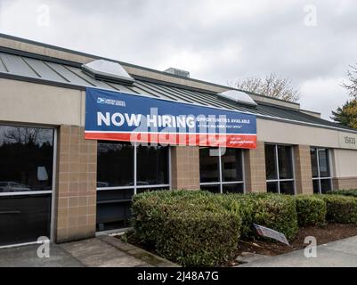 Mill Creek, WA USA - ca. April 2022: Blick auf ein "Now Hiring"-Schild vor dem Mill Creek United States Postal Service Gebäude. Stockfoto