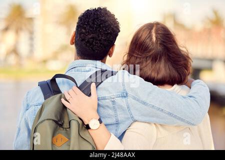 Es ist eine wunderschöne Welt da draußen. Aufnahme eines jungen Paares, das gemeinsam eine Stadt erkundet. Stockfoto