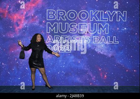 New York, USA. 12. April 2022. Laurie Cumbo, New Yorks beauftragte des Department of Cultural Affairs, nimmt am 12. April 2022 am Brooklyn Artists Ball im Brooklyn Museum im New Yorker Stadtteil Brooklyn, NY, Teil. (Foto von Anthony Behar/Sipa USA) Quelle: SIPA USA/Alamy Live News Stockfoto