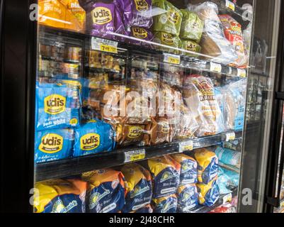 Woodinville, WA USA - ca. April 2022: Abgewinkelte Ansicht von Udis glutenfreiem Brot zum Verkauf in einem Gefrierschrank im Haggen Northwest Fresh Lebensmittelgeschäft Stockfoto