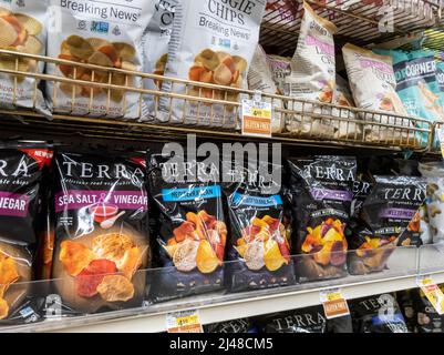 Woodinville, WA USA - ca. April 2022: Schräge Ansicht der Kartoffelchips der Marke Terra zum Verkauf in einem Haggen Lebensmittelgeschäft Stockfoto