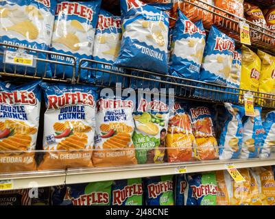 Woodinville, WA USA - ca. April 2022: Abgewinkelte Ansicht von Ruffles-Kartoffelchips zum Verkauf im Imbissgang eines Haggen-Lebensmittelladens. Stockfoto