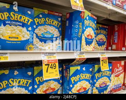 Woodinville, WA USA - ca. April 2022: Schräge Ansicht von Mikrowellenpopcorn zum Verkauf in einem frischen Lebensmittelgeschäft von Haggen Northwest. Stockfoto