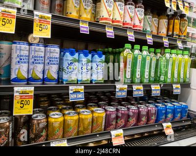 Woodinville, WA USA - ca. April 2022: Abgewinkelte Ansicht von Kokoswasser und Soda zum Verkauf in einem Haggen-Lebensmittelgeschäft. Stockfoto