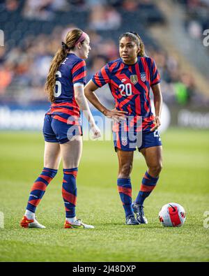 Rose Lavelle und Catarina Macario sprechen über einen Freikicker-Fußballer/Profifußballspieler für die US-Frauennationalmannschaft – USWNT spielt gegen Usbekistan in einem internationalen Freund. Ganzkörper Stockfoto