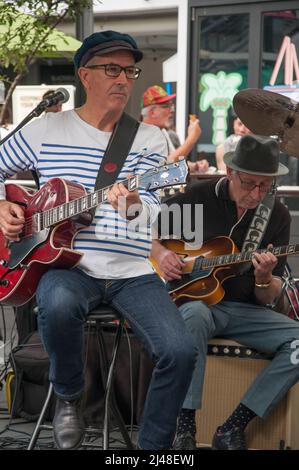 Erfahrene Jazzmusiker treten im April 2022 auf dem Prahran Market, Melbourne, auf Stockfoto