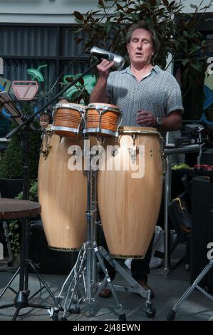 Erfahrene Jazzmusiker treten im April 2022 auf dem Prahran Market, Melbourne, auf Stockfoto