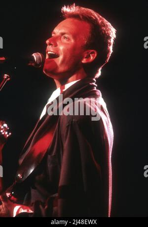 LOS ANGELES, CA - Sting tritt 1987 auf der Bühne auf Credit: Jeffrey Mayer / Rock Negative / MediaPunch Stockfoto