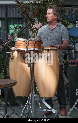 Erfahrene Jazzmusiker treten im April 2022 auf dem Prahran Market, Melbourne, auf Stockfoto