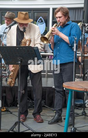 Erfahrene Jazzmusiker treten im April 2022 auf dem Prahran Market, Melbourne, auf Stockfoto