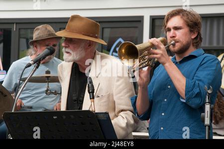 Erfahrene Jazzmusiker treten im April 2022 auf dem Prahran Market, Melbourne, auf Stockfoto