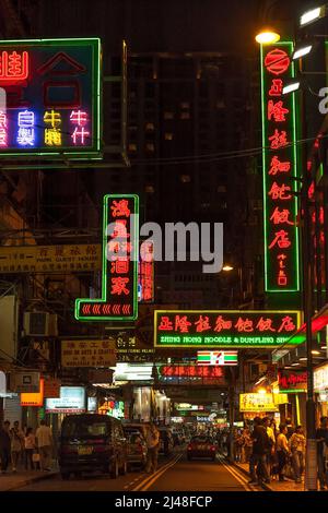 Neonschilder bei Nacht in Lock Road, Tsim Sha Tsui, Kowloon, Hongkong, 2007 Stockfoto