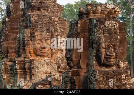 Buddha Gesichter in traditioneller khmer Architektur bei Sonnenuntergang, Bayon Tempel, Angkor, Kambodscha. Stockfoto