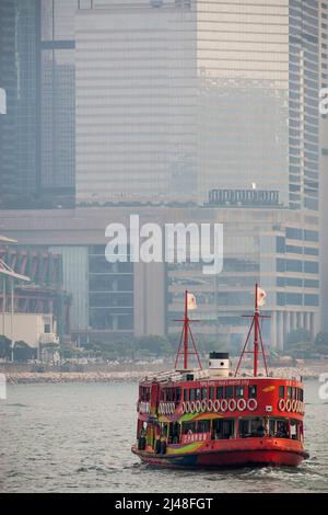 Der 'Morning Star', eine der Star Ferry-Flotte, in den Farben der Hong Kong Tourism Commission gemalt, überquert den Victoria Harbour, Hongkong, 2007 Stockfoto