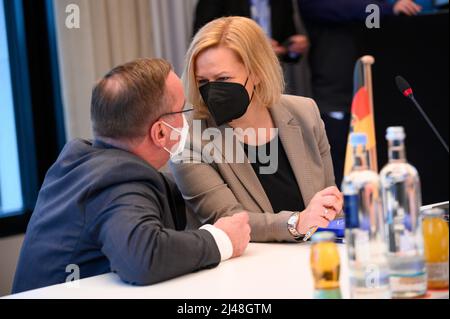 Hamburg, Deutschland. 07. April 2022. Der niedersächsische Innenminister Boris Pistorius (l, SPD) spricht mit der Bundesministerin für Inneres und Inneres, Nancy Faeser (SPD), vor Beginn der außerordentlichen Sportminister-Konferenz im Hotel Le Meridién an der Alster. Quelle: Jonas Walzberg/dpa/Alamy Live News Stockfoto