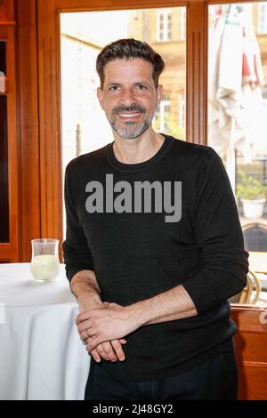 Berlin, Deutschland. 12. April 2022. Pasquale Aleardi kommt zum Pressebrunch von 30 Jahre Bar jeder Vernunft und 20 Jahre Tipi am Kanzleramt. Quelle: Gerald Matzka/dpa/Alamy Live News Stockfoto