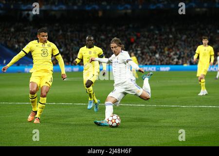 Madrid, Spanien. 12. April 2022. (L-R) Thiago Silva (chelsea), Luka Modric (Real) Fußball/Fußball : UEFA Champions League Viertelfinale 2.-Bein-Spiel zwischen Real Madrid CF 2-3 Chelsea FC im Estadio Santiago Bernabeu in Madrid, Spanien . Quelle: Mutsu Kawamori/AFLO/Alamy Live News Stockfoto