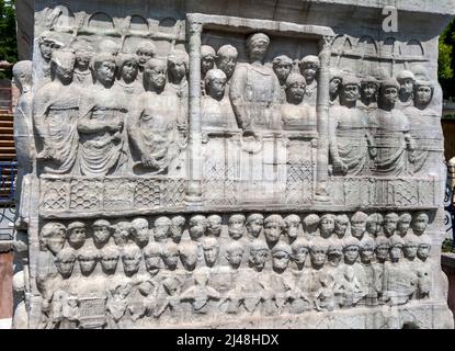 Die südöstliche Seite der Basis des Obelisken von Theodosius am Hippodrom im Sultanahmet-Viertel von Istanbul in der Türkei. Stockfoto
