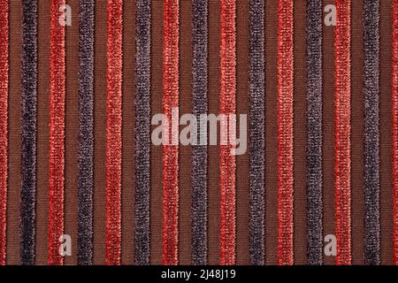 Abstrakter Hintergrund mit Linienmuster, dunkelroter Stoffoberfläche aus Samt, Streifen-Design, nahtlose vertikale Leinwandstruktur. Stockfoto