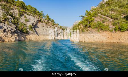 Doppelte Wasserspuren von einem Boot auf dem Wasser im Green Canyon in der Türkei Stockfoto