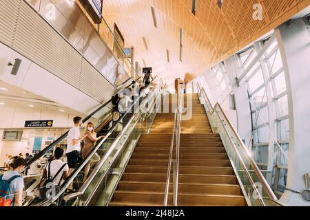Dubai, VAE, Vereinigte Arabische Emirate - 22. Mai 2021: Menschen steigen an der U-Bahn-Station Dubai auf die Rolltreppe. U-Bahn-Station Dubai. Rolltreppe und Treppe in der Dubai Metro Stockfoto