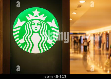 Dubai, VAE, Vereinigte Arabische Emirate - 22. Mai 2021: Logo-Logo von Starbucks ist eine multinationale amerikanische Kette von Kaffeehäusern und Röstereien Stockfoto