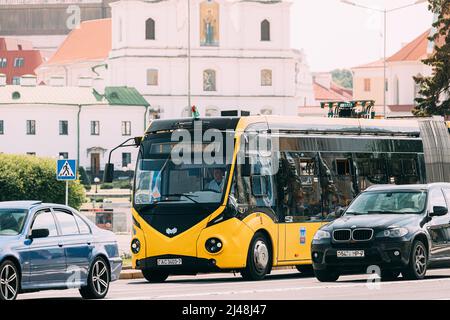 Minsk, Weißrussland - 1. Juli 2021: Elektrobus Modell E433 Vitovt II Max Electro bewegt sich entlang einer Straße im Zentrum von Minsk. Weißrussischer Hersteller von Stockfoto