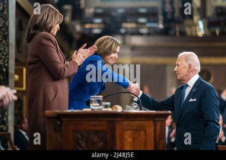 WASHINGTON DC, USA - 01. März 2022 - US-Präsident Joe Biden schüttelt die Hände mit der Sprecherin des Repräsentantenhauses, Nancy Pelosi, nachdem er seine „State of the Union“-Addre überreicht hat Stockfoto