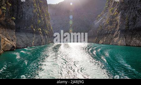 Doppelte Wasserspuren von einem Boot auf dem Wasser im Green Canyon in der Türkei Stockfoto