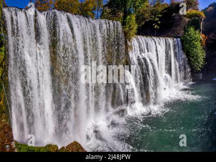 Berühmter Jajce Wasserfall in Bosnien und Herzegowina Stockfoto