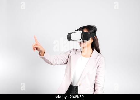 Lächelnde Frau Vertrauen trägt VR-Headset-Gerät berühren Luft während der virtuellen Realität Erfahrung isoliert weißen Hintergrund, Asian glücklich Porträt fema Stockfoto