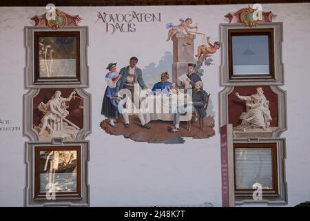 Garmisch-Partenkirchen, Deutschland : der traditionelle Wandmalstil an den Fassaden von Gebäuden im Bundesland Bayern. Stockfoto
