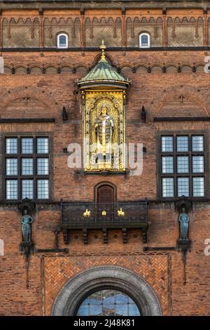 Über dem Haupteingang des Kopenhagener Rathauses befindet sich eine Statue des Gründers der Stadt, Bischof Absalon. Kopenhagen, Dänemark, Europa Stockfoto