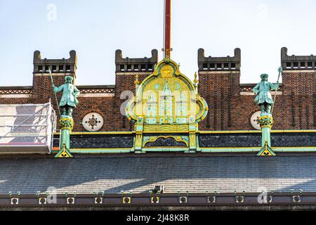 Statuen und goldene Dekorationen auf dem Dach des Kopenhagener Rathauses. Kopenhagen, Dänemark, Europa Stockfoto