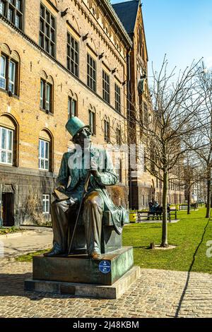 Bronzestatue des bekannten Märchenschriftstellers Hans Christian Andersen, Porträt mit Zylinderhut und Buch, errichtet 1965. Kopenhagen, Stockfoto