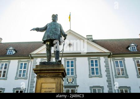 Bronzestatue, die König Frederik VII. Darstellt, befindet sich vor dem Schloss im Garten des Königs. Odense, Fyn, Dänemark, Europa Stockfoto