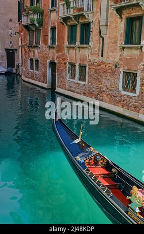 VENEDIG, ITALIEN - 17. OKTOBER 2021: Gondel auf einem Kanal in Venedig Stockfoto