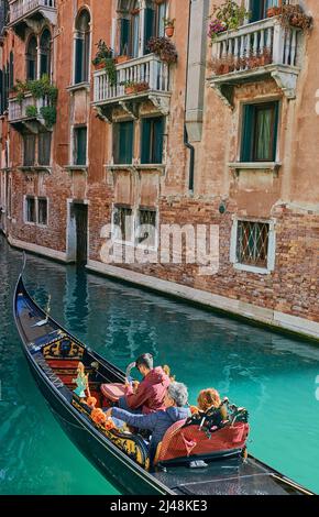 VENEDIG, ITALIEN - 17. OKTOBER 2021: Gondel auf einem Kanal in Venedig Stockfoto