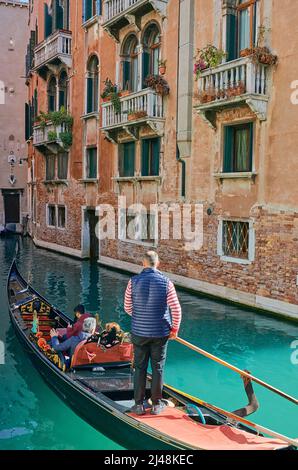 VENEDIG, ITALIEN - 17. OKTOBER 2021: Gondel auf einem Kanal in Venedig Stockfoto