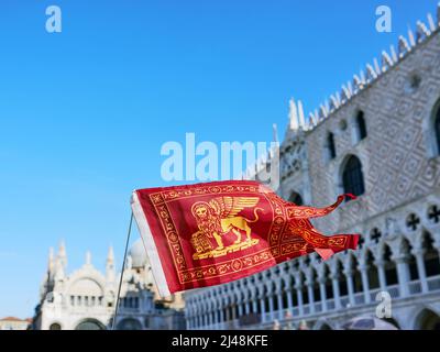 VENEDIG, ITALIEN - 17. OKTOBER 2021: Flagge Venedigs auf dem Markusplatz im Hintergrund. Stockfoto