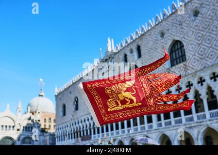 VENEDIG, ITALIEN - 17. OKTOBER 2021: Flagge Venedigs auf dem Markusplatz im Hintergrund. Stockfoto