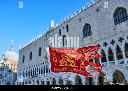 VENEDIG, ITALIEN - 17. OKTOBER 2021: Flagge Venedigs auf dem Markusplatz im Hintergrund. Stockfoto