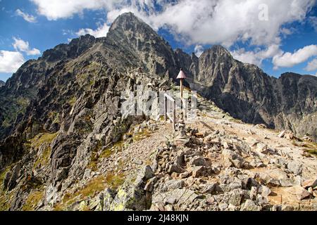 Blick von Velka Lomnicka veza auf den felsigen Gipfel Lomnicky stit in der Hohen Tatra, Slowakei Stockfoto