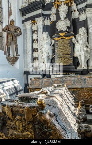 Grabkapelle der Adelsfamilie Ahlefeldt in der dem Heiligen Canute in Odense gewidmeten Kathedrale. Schwarz-weißer Marmor mit 4 Sarkophagen. Odense Stockfoto