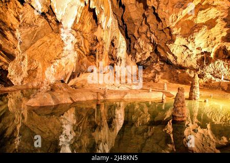 Farbenfroher See und Stalaktiten und Stalagmiten in der Höhle Belianska in der Hohen Tatra, Slowakei Stockfoto